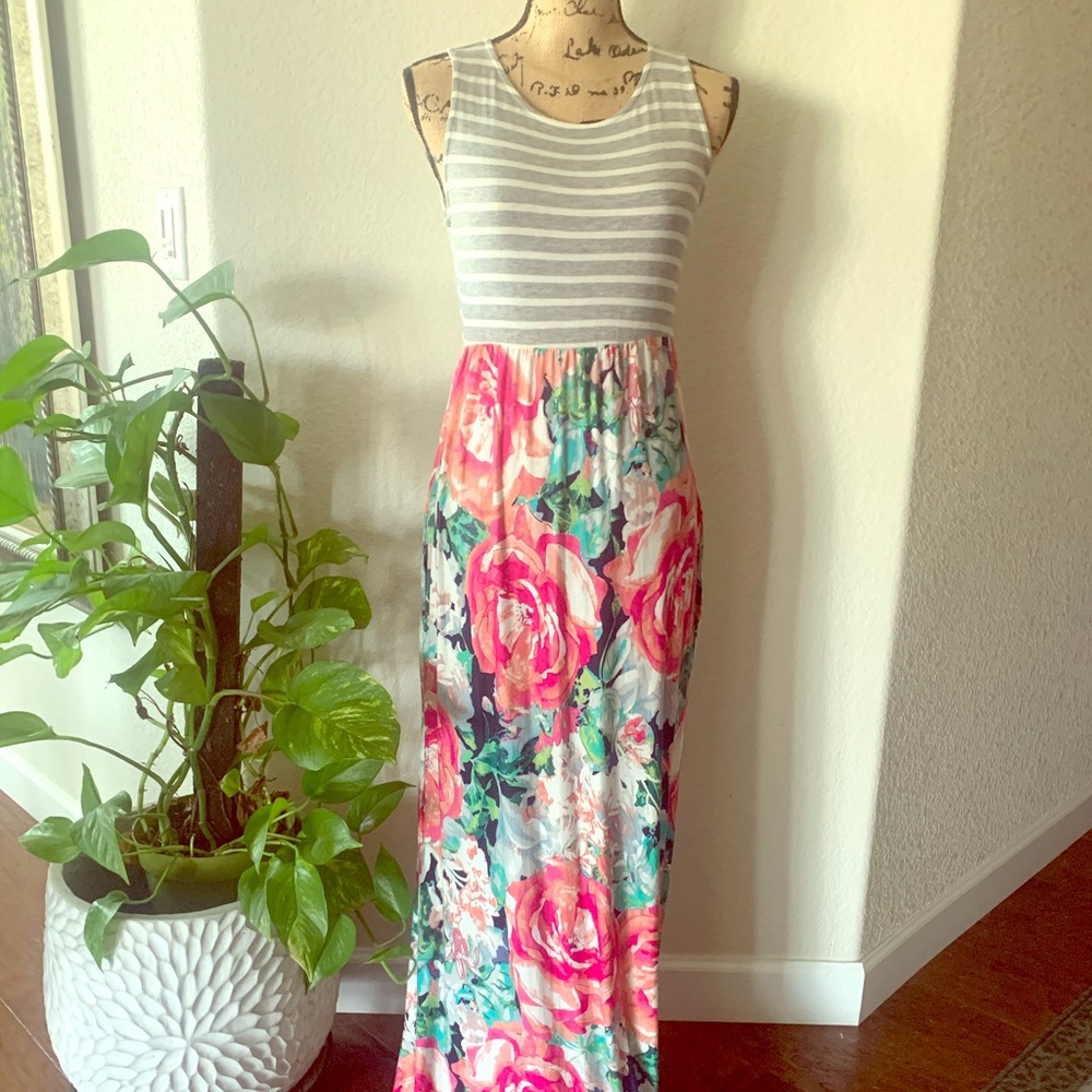 Floral maxi dress with pockets